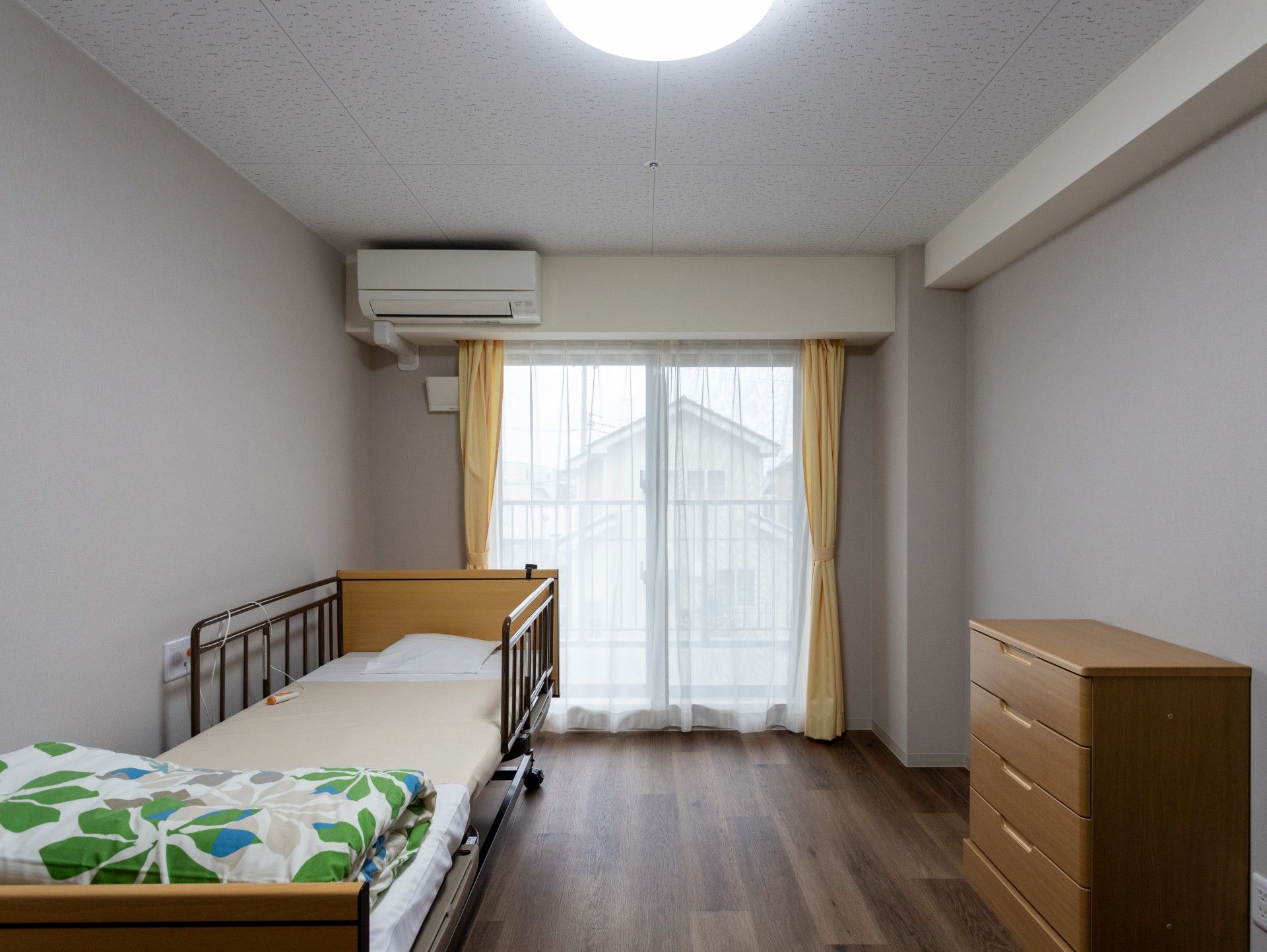 明るい個室のベッドと窓