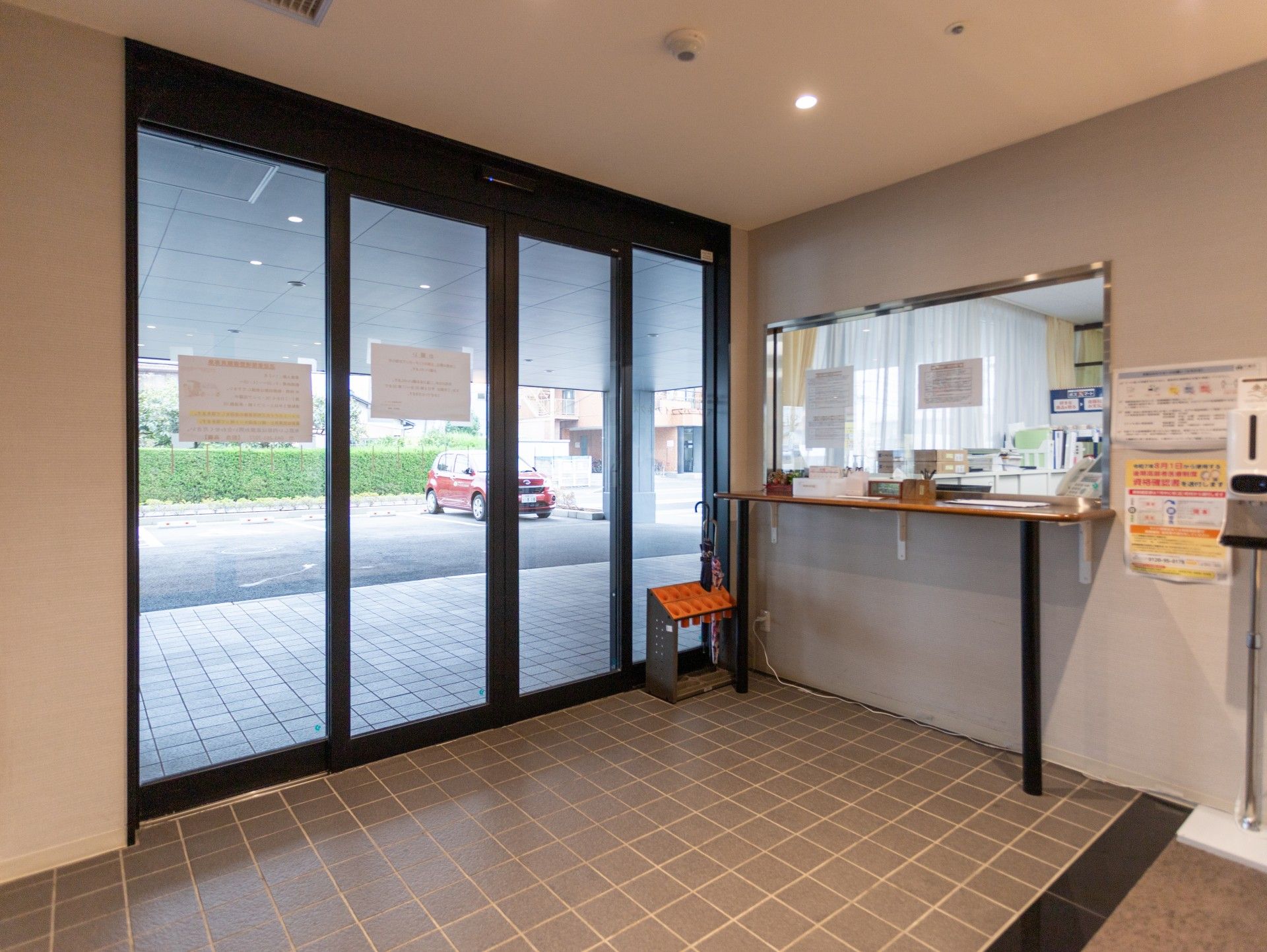 自動ドアのあるエントランス