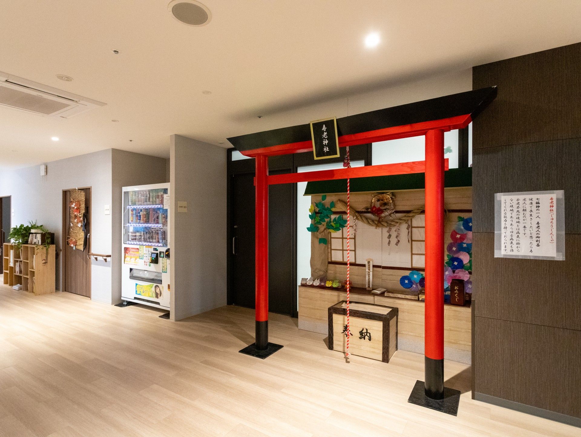 赤い鳥居のある廊下