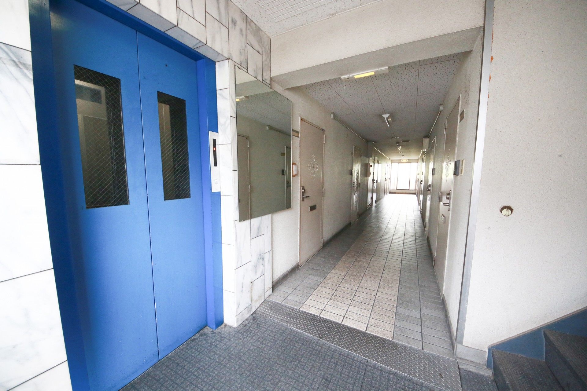 青いドアがついたエレベーター