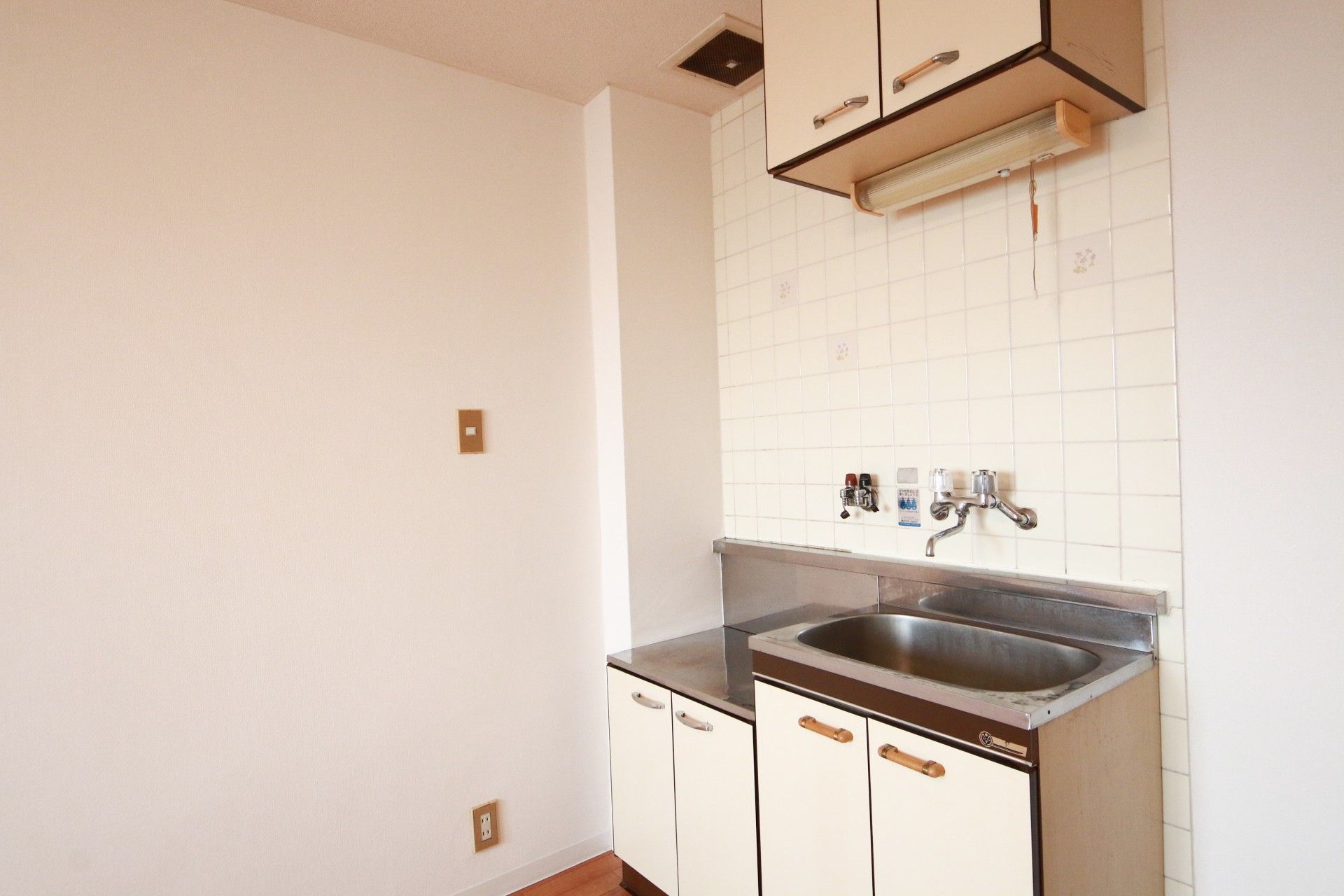 ミニキッチンが設置された居室