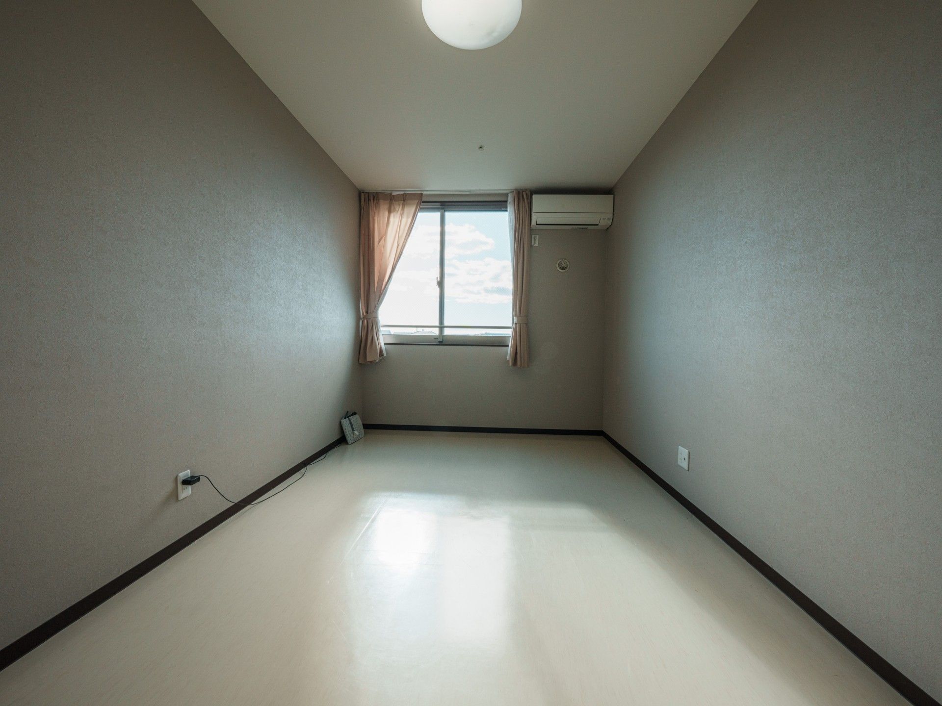 窓のある明るい部屋