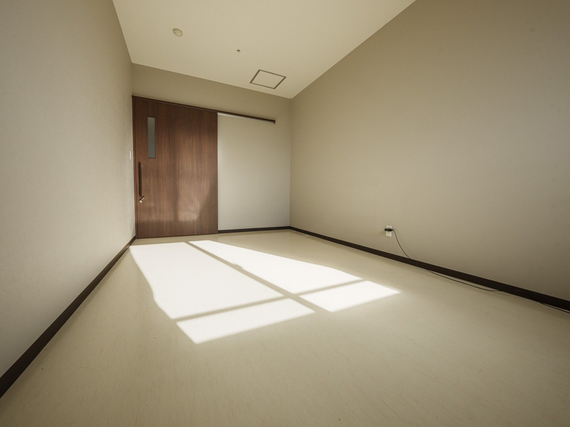 日差しが差し込む部屋