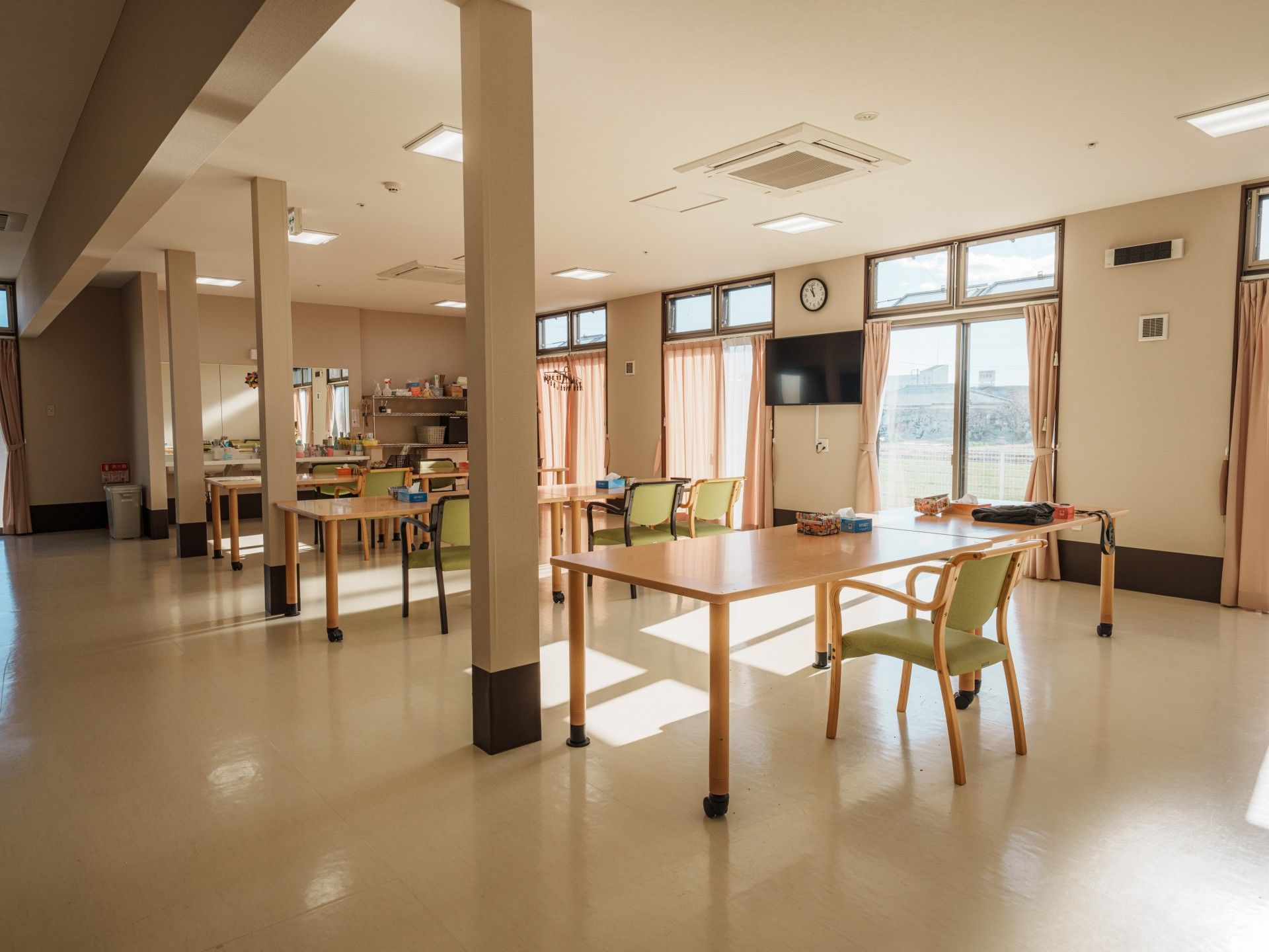 日差しが差し込む広間