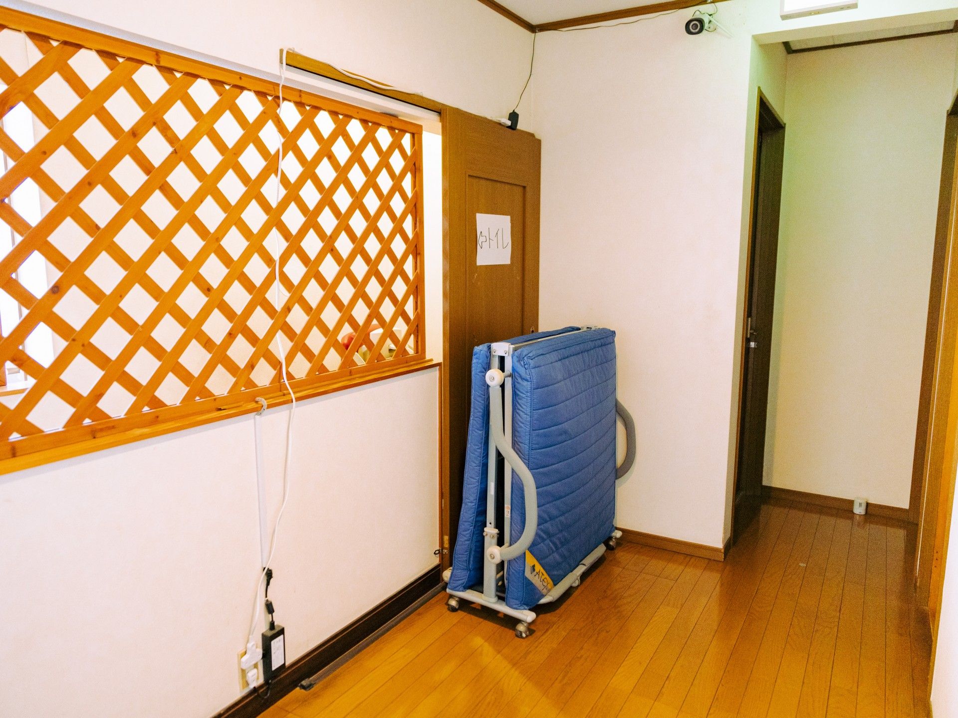 明るい廊下の一角