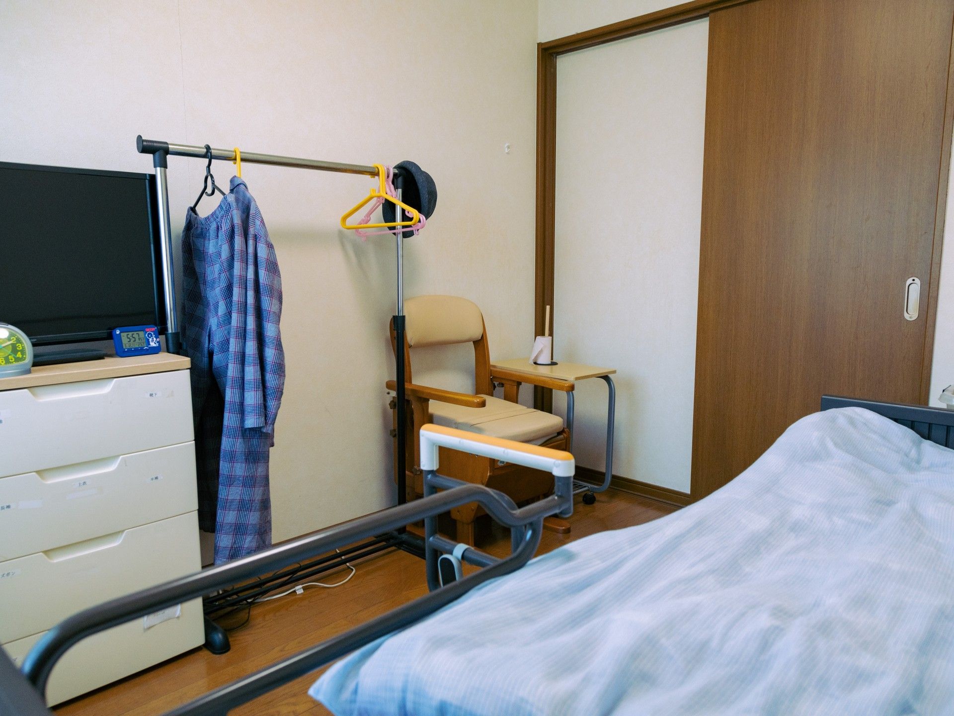 居室の一角とベッド