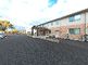 広々とした駐車場の外観