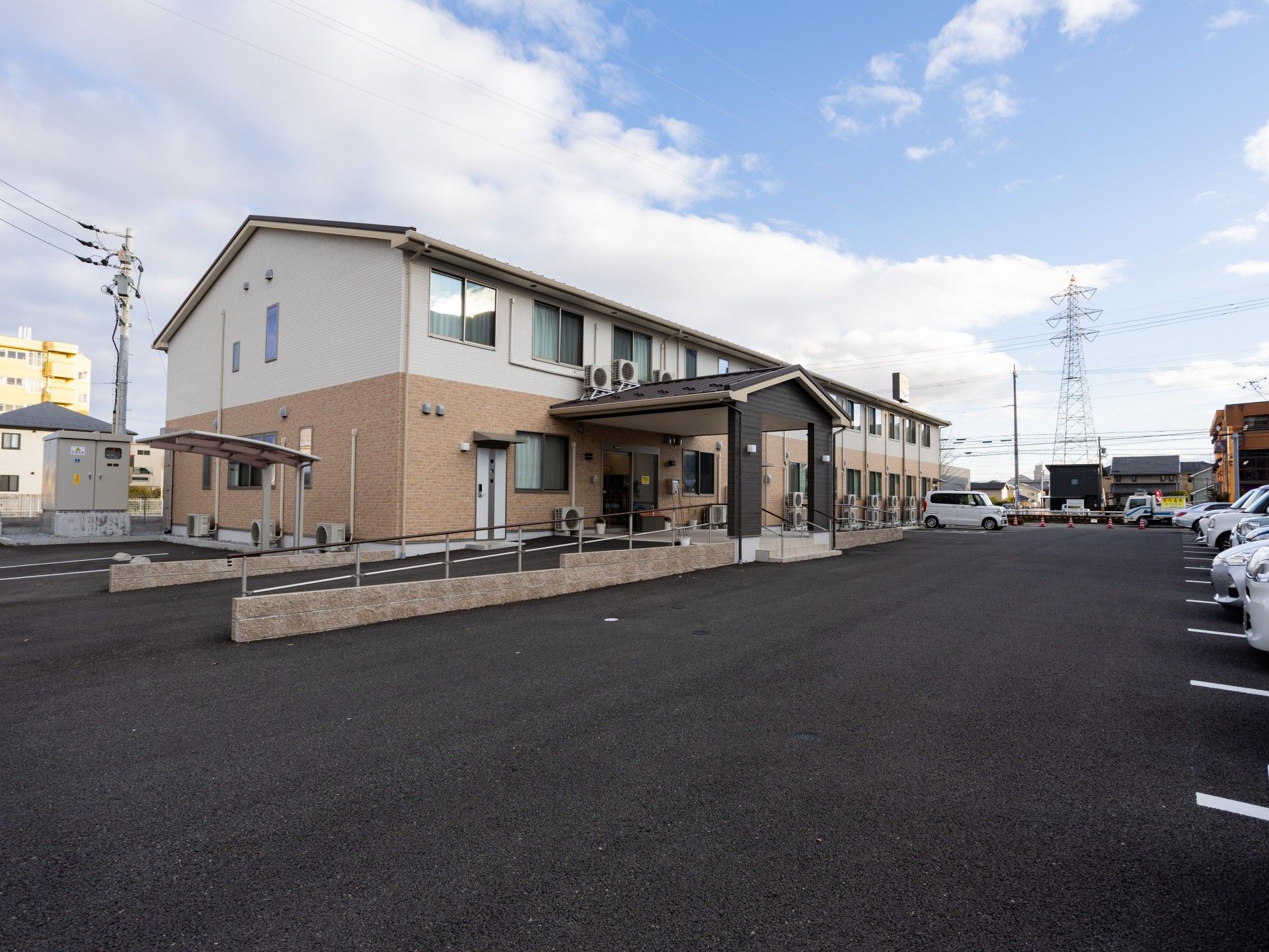 広い駐車場の建物外観