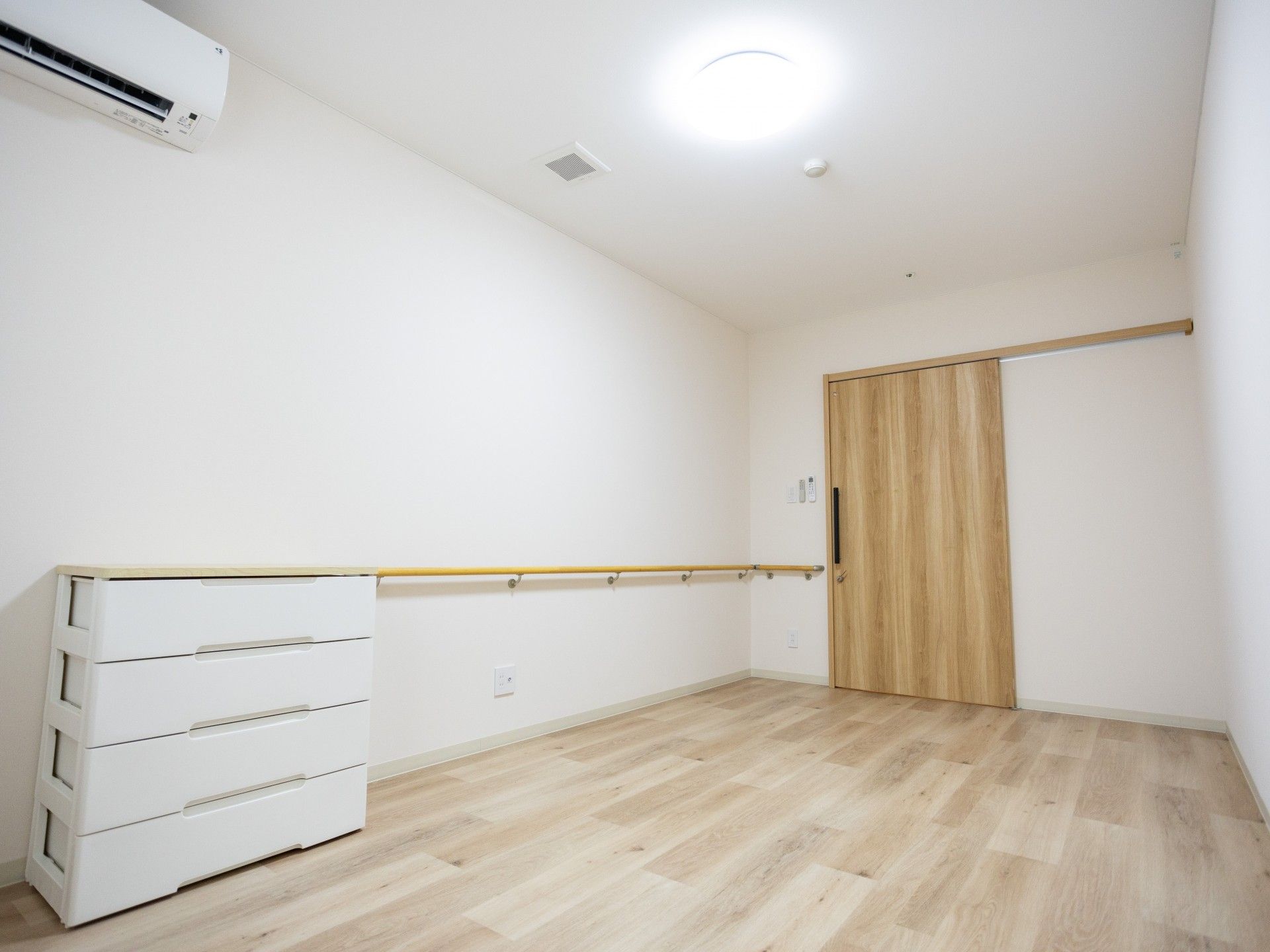 手すり付きの明るい部屋
