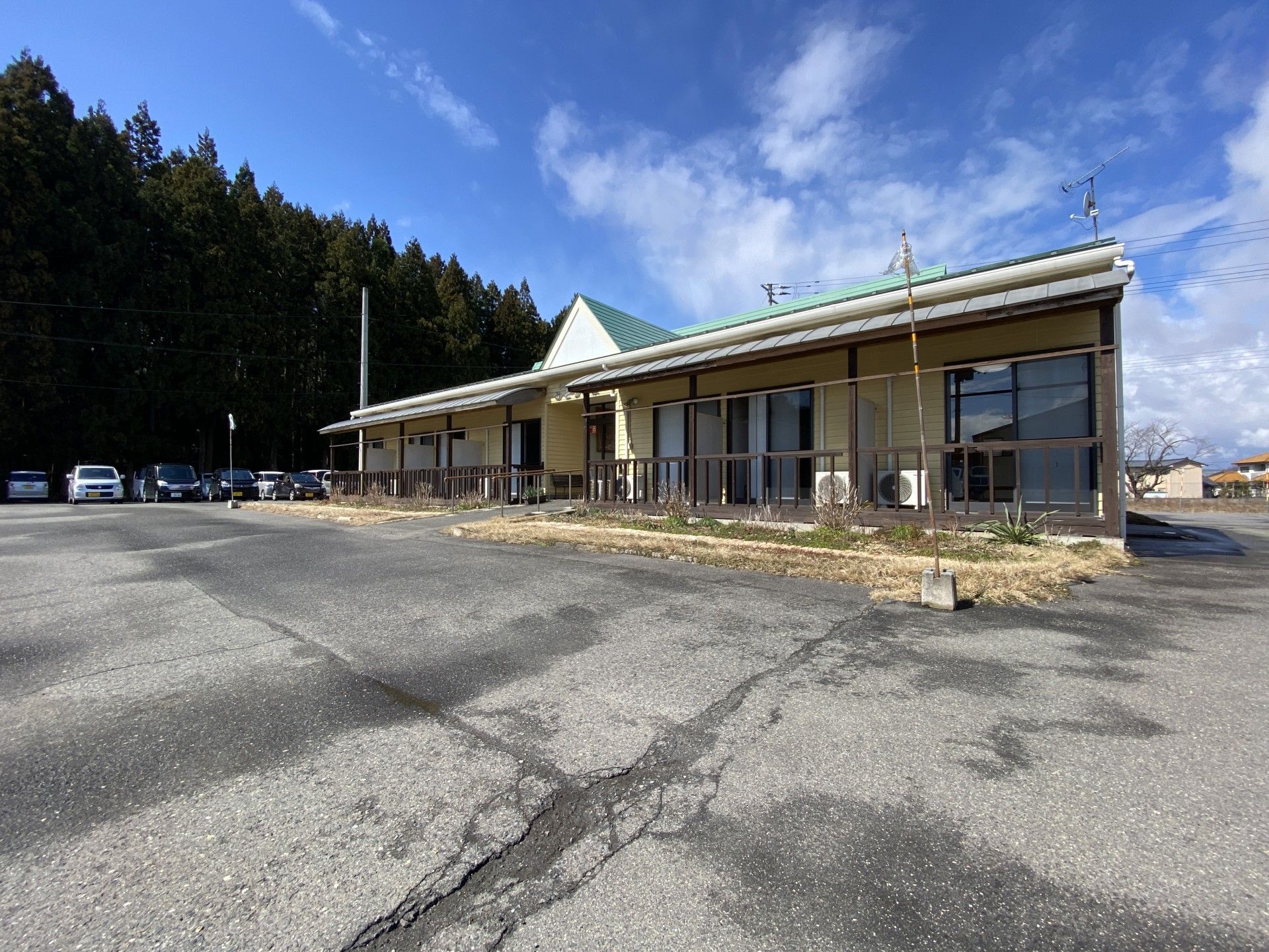 静かな外観の施設