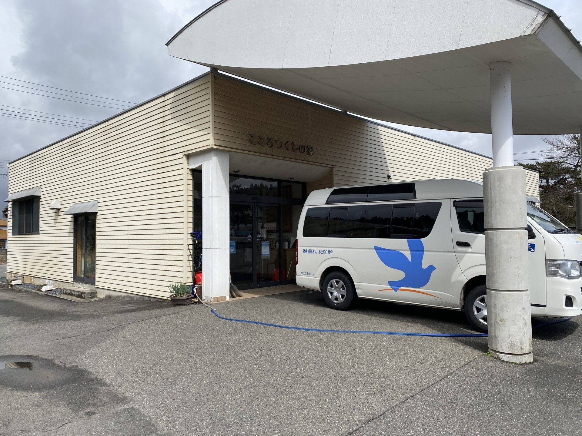 明るい入口と送迎車
