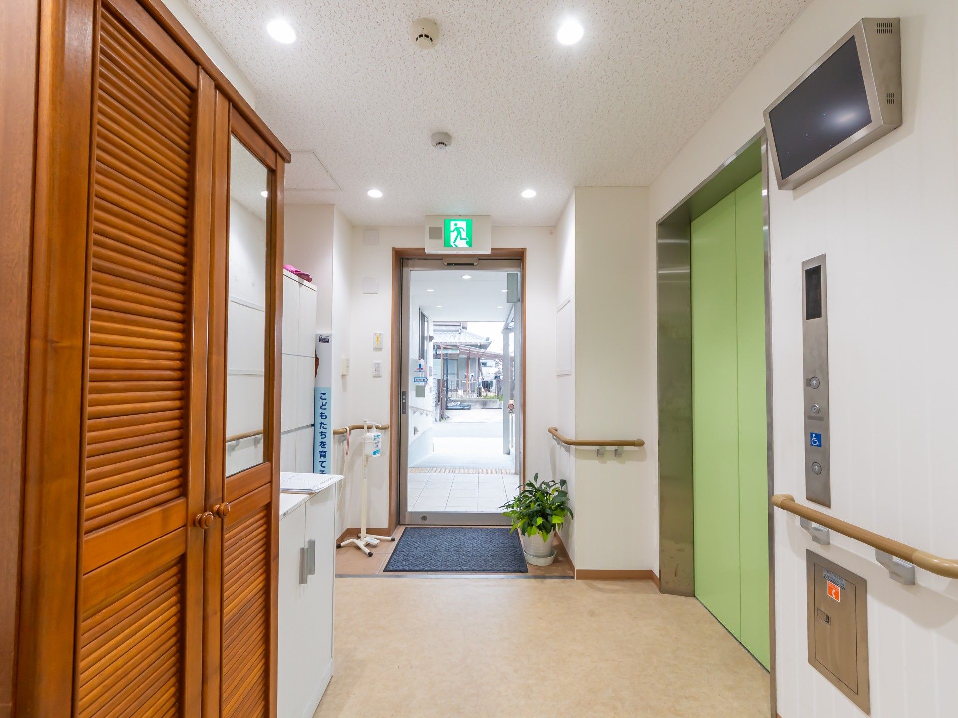 明るい廊下とエレベーター