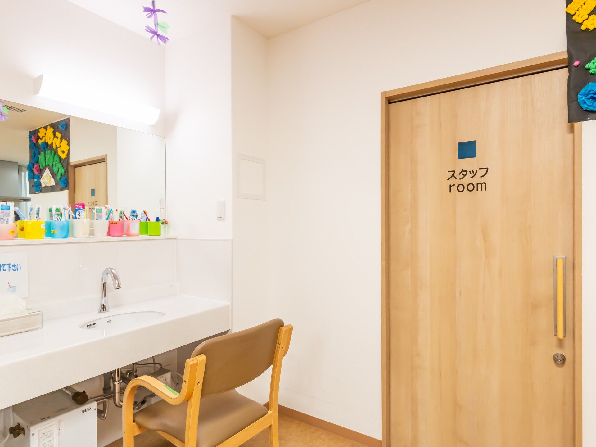 洗面台とスタッフルーム