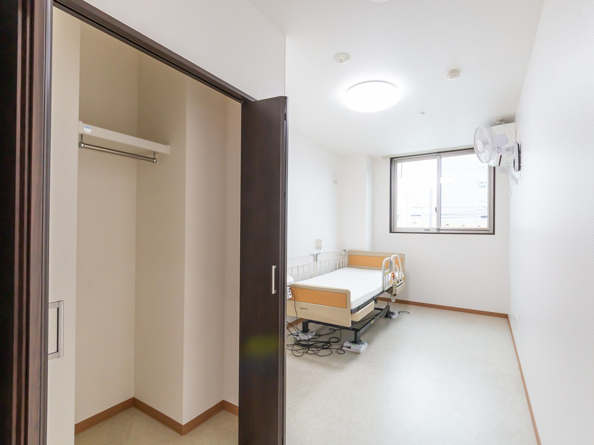 明るい個室のベッド