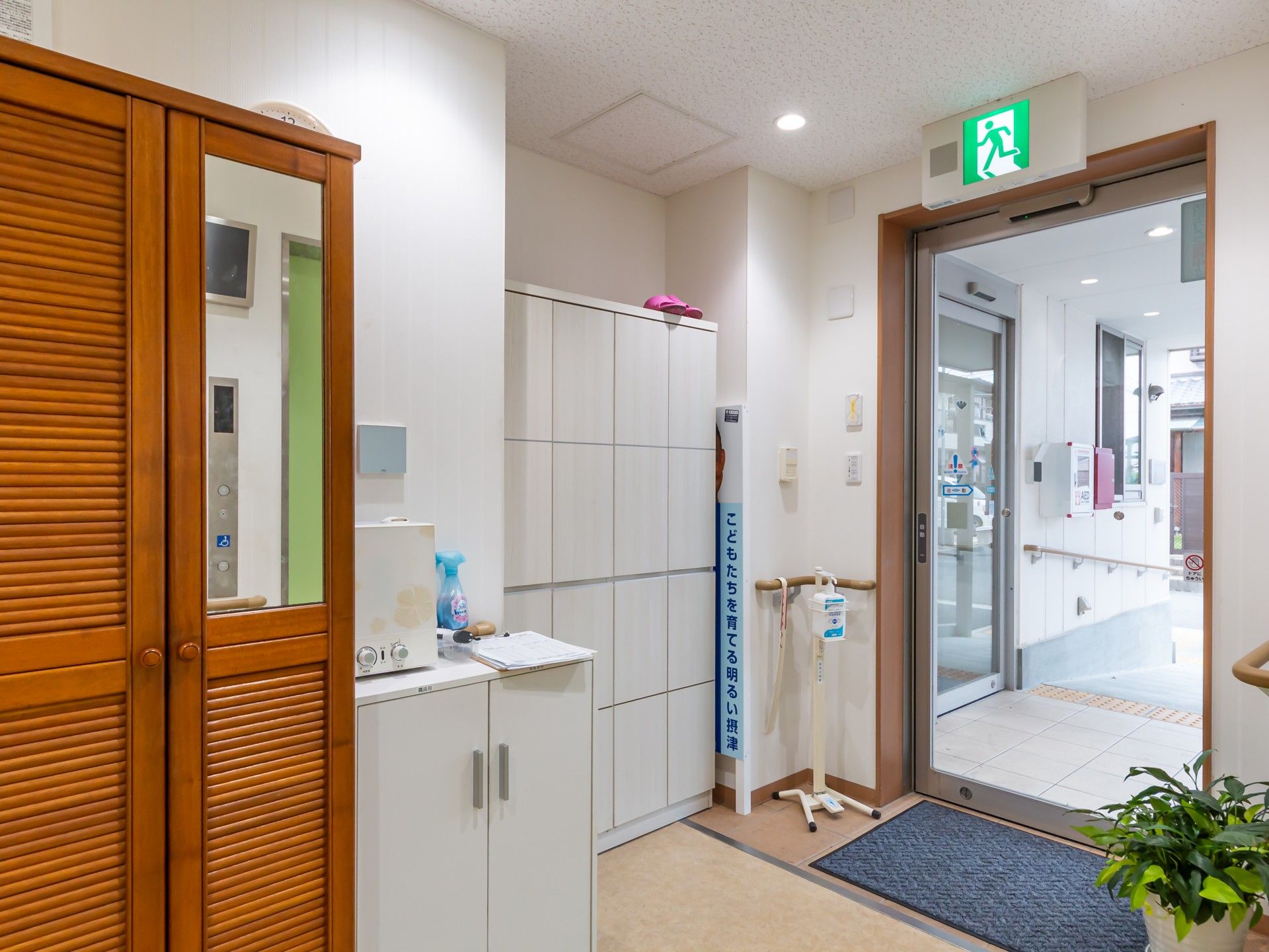 明るい出入口の様子