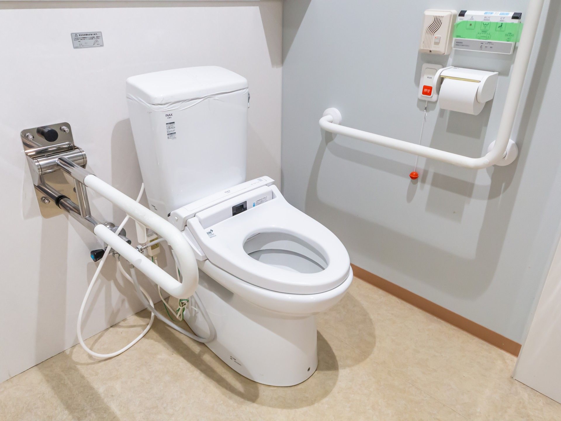 手すり付きのトイレ
