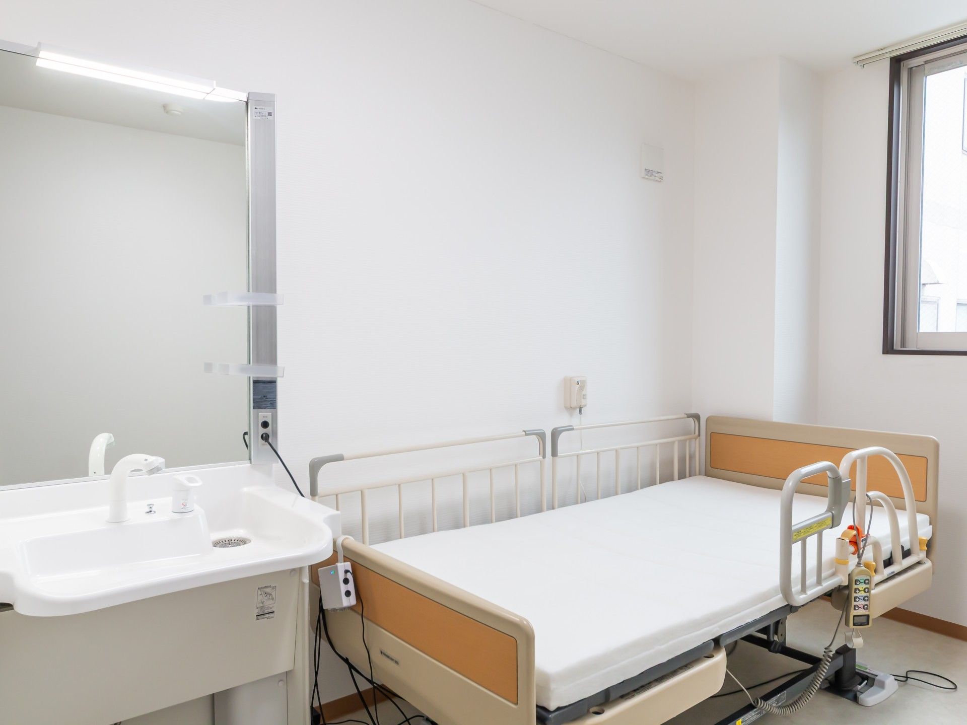 ベッドと洗面台のある部屋