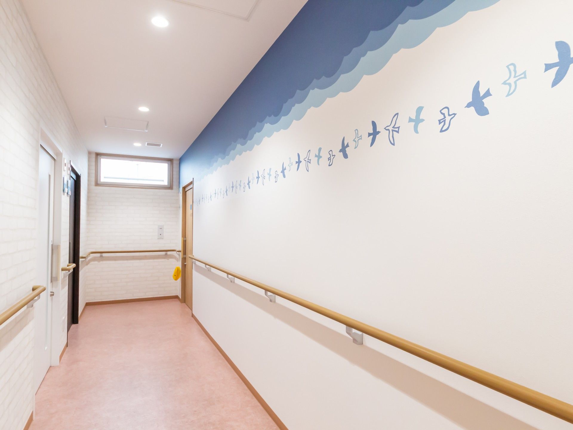 鳥の壁画がある廊下