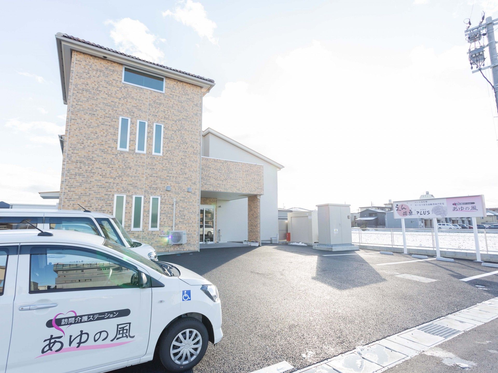 落ち着いた外観の建物
