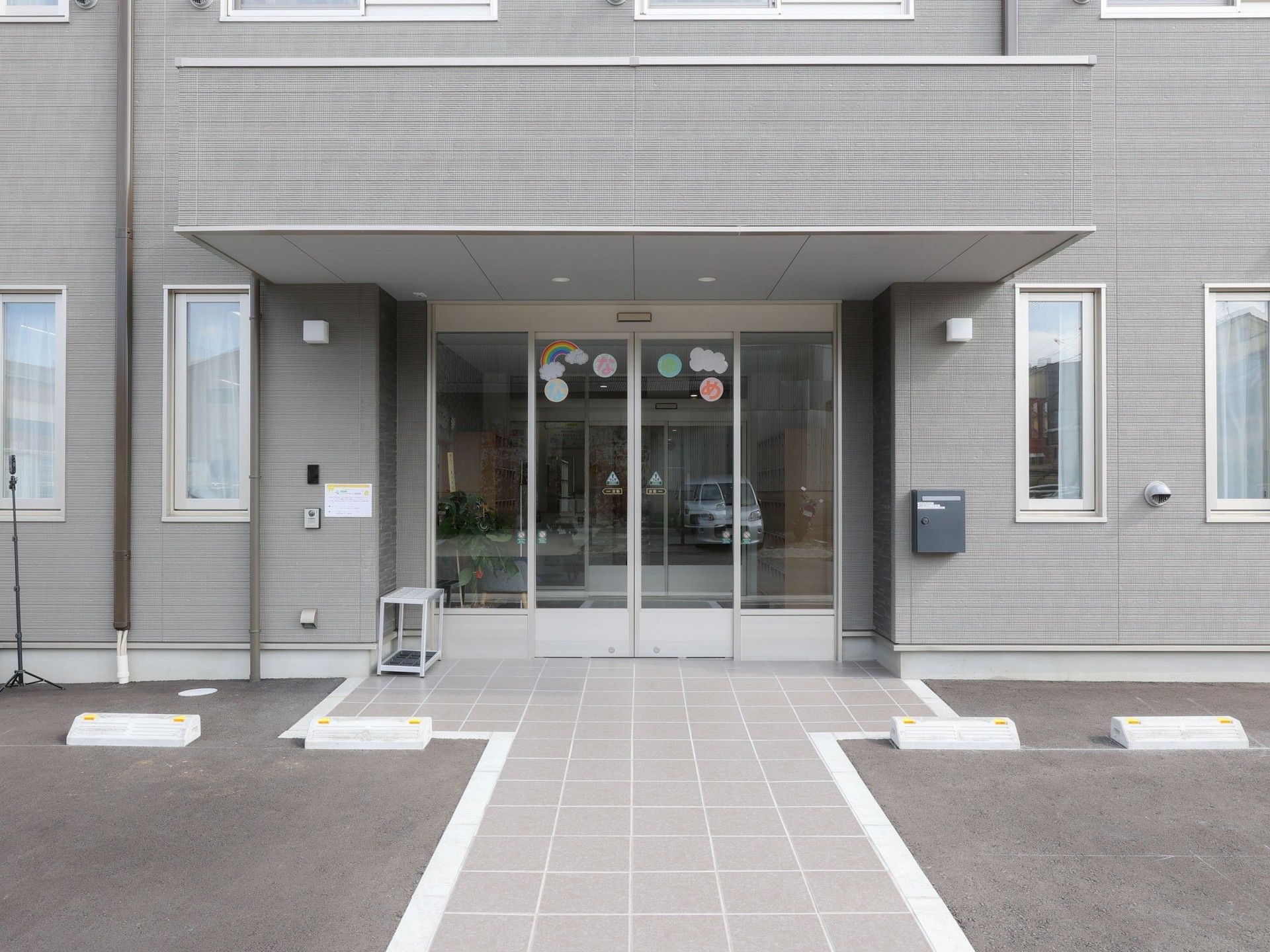 デコレーションされた出入り口