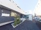 広々とした新しい建物正面