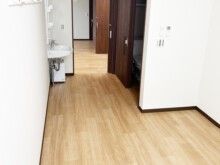 明るい居室の廊下