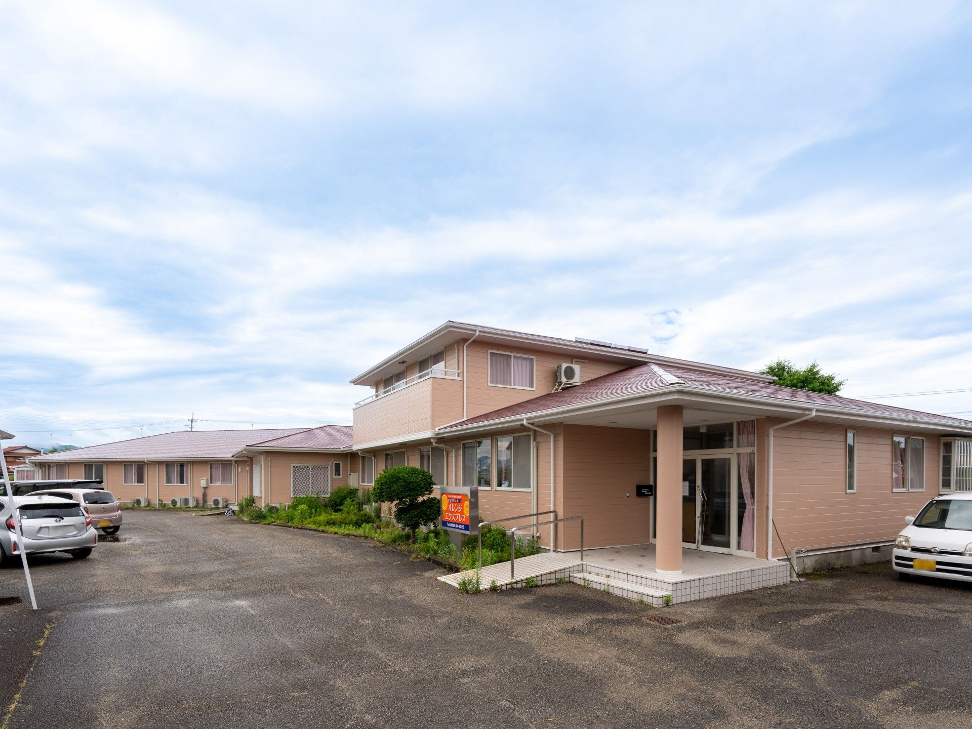 ゆったりとした施設の外観