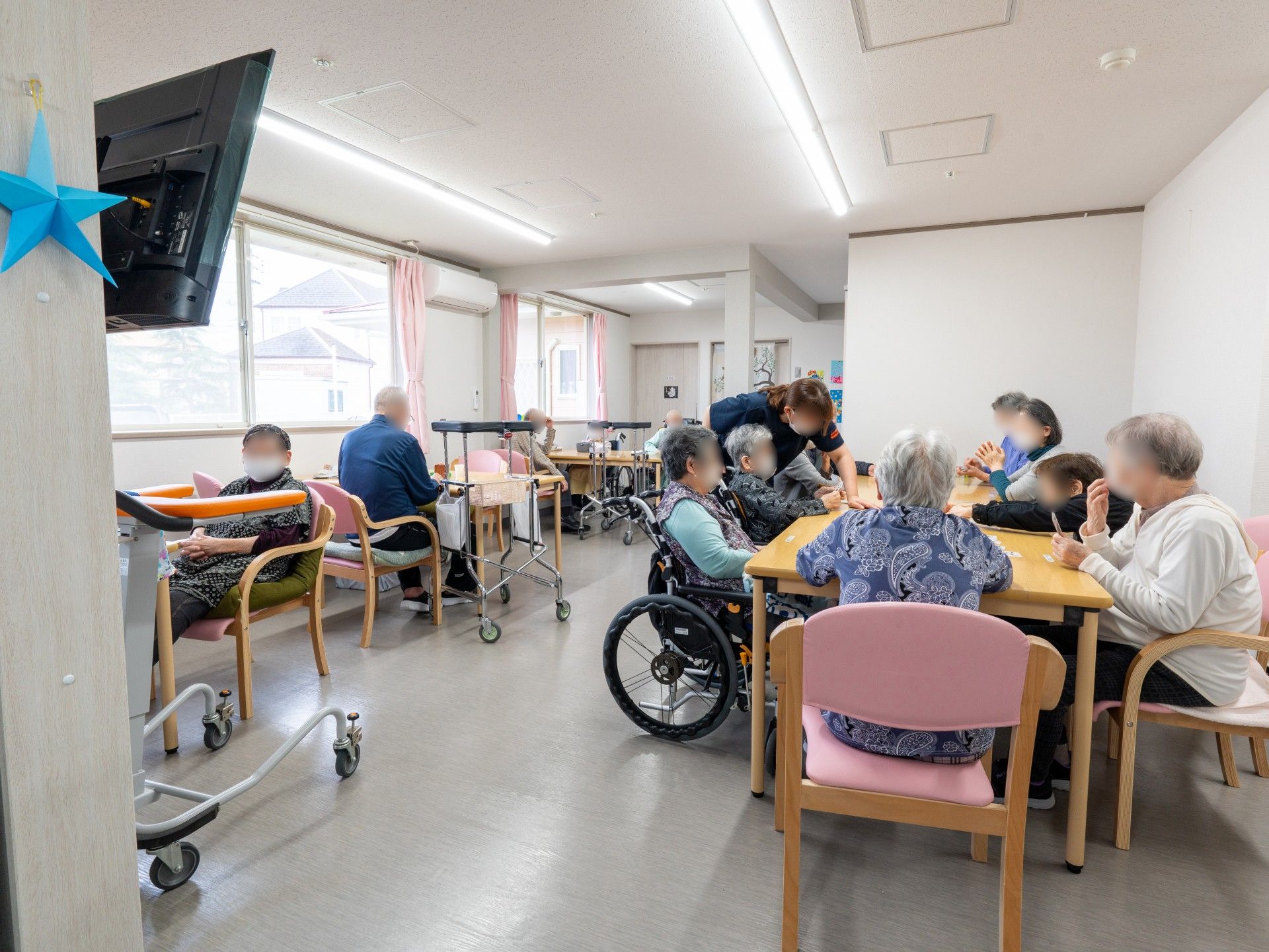 車いすの女性と2名の医療スタッフ