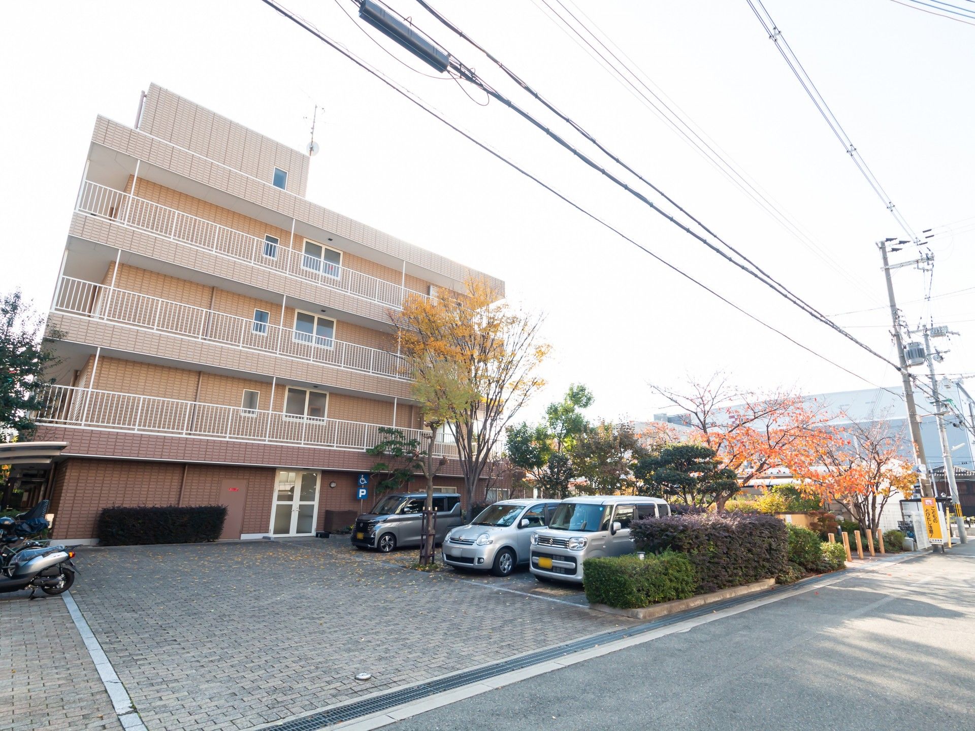 駐車場と建物の外観