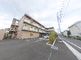 広々とした駐車場の風景