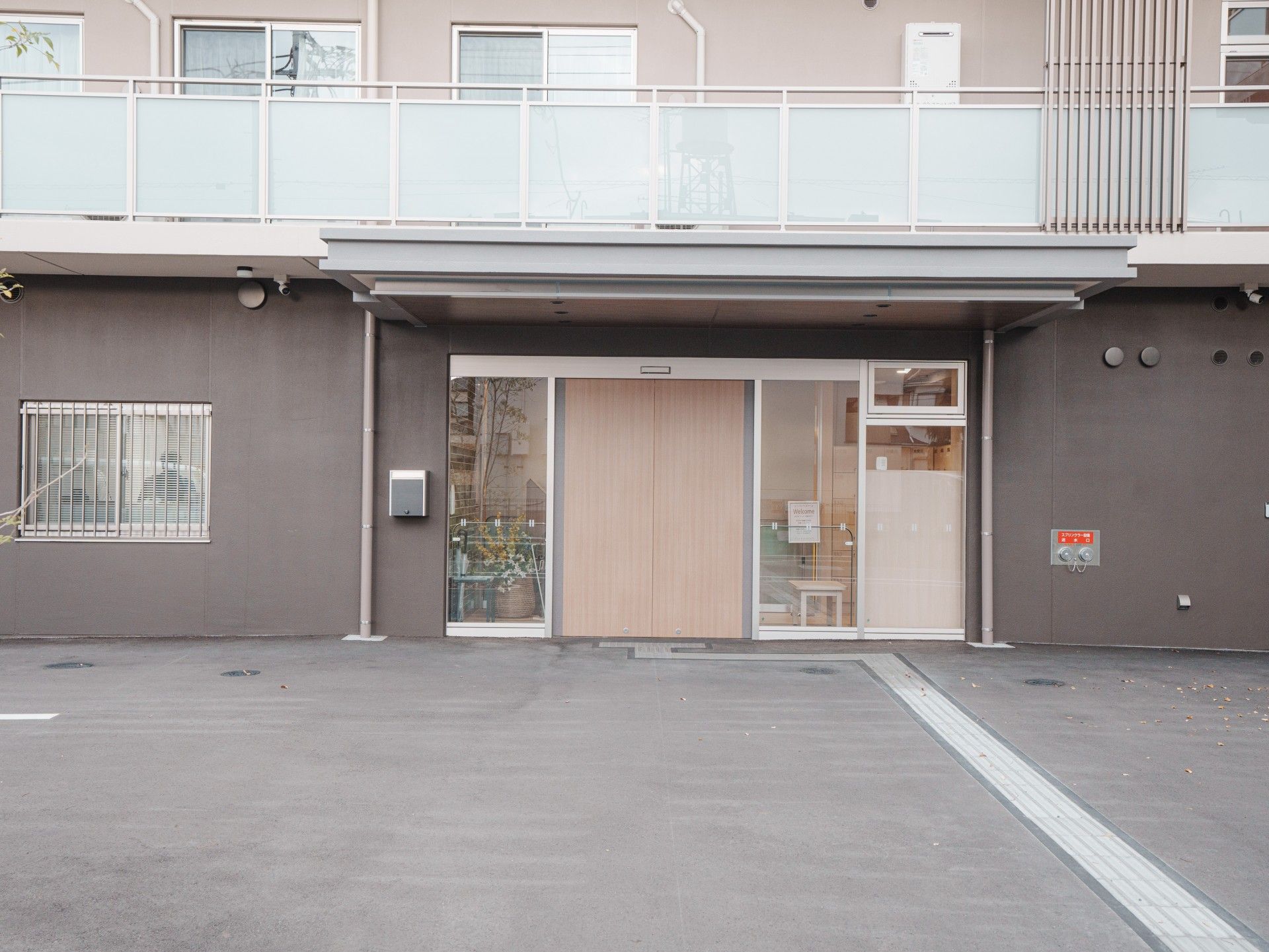 明るい入口の施設外観