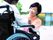 車いすに座っている女性と見守るスタッフ