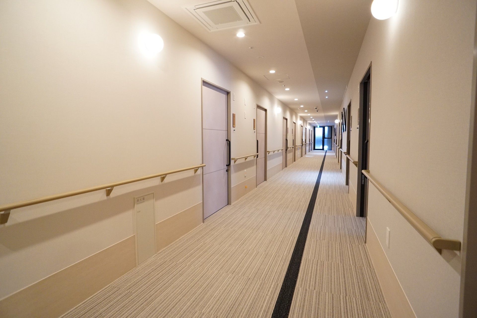 手すりが設置された廊下