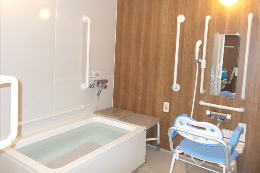 手すり付きの浴室