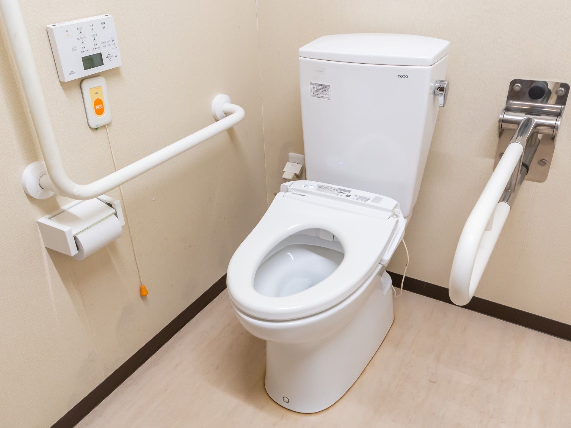 手すり付きのトイレ
