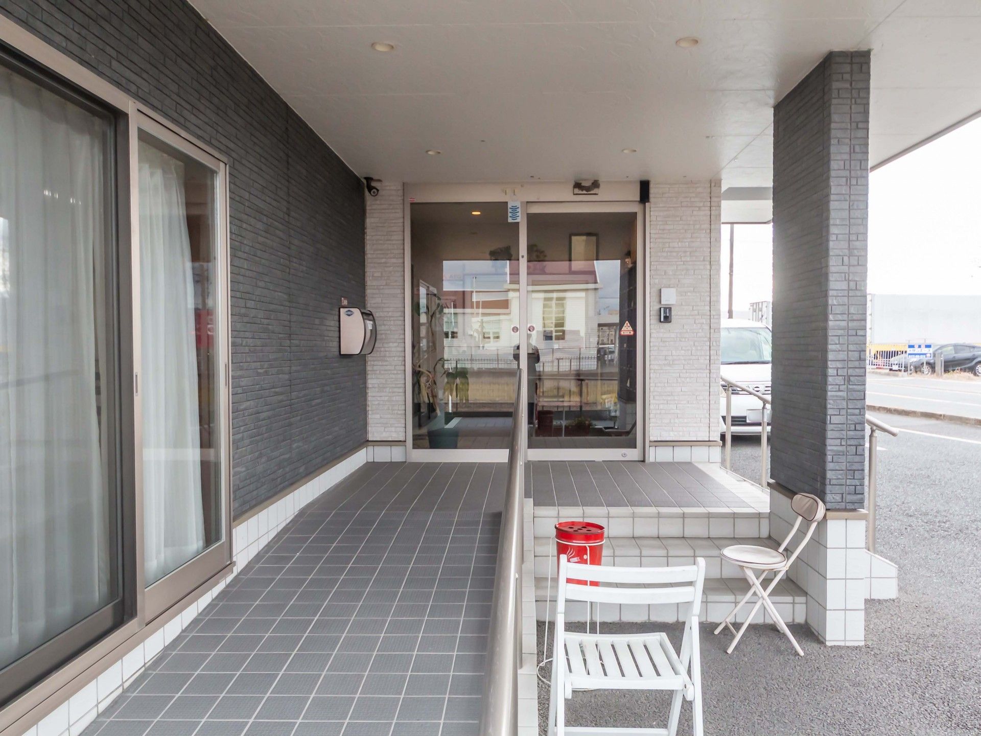 スロープ付きの玄関