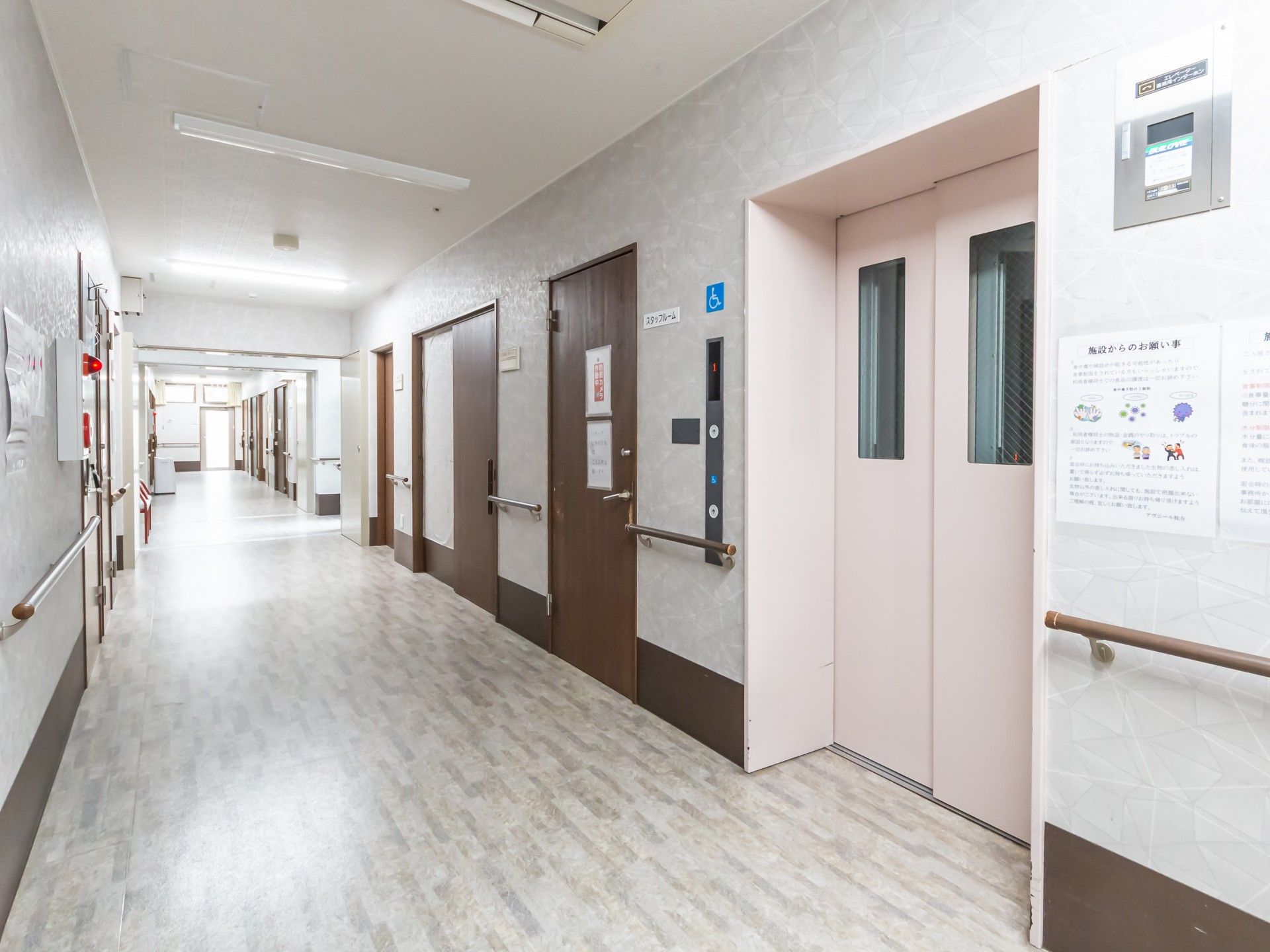 明るい廊下とエレベーター