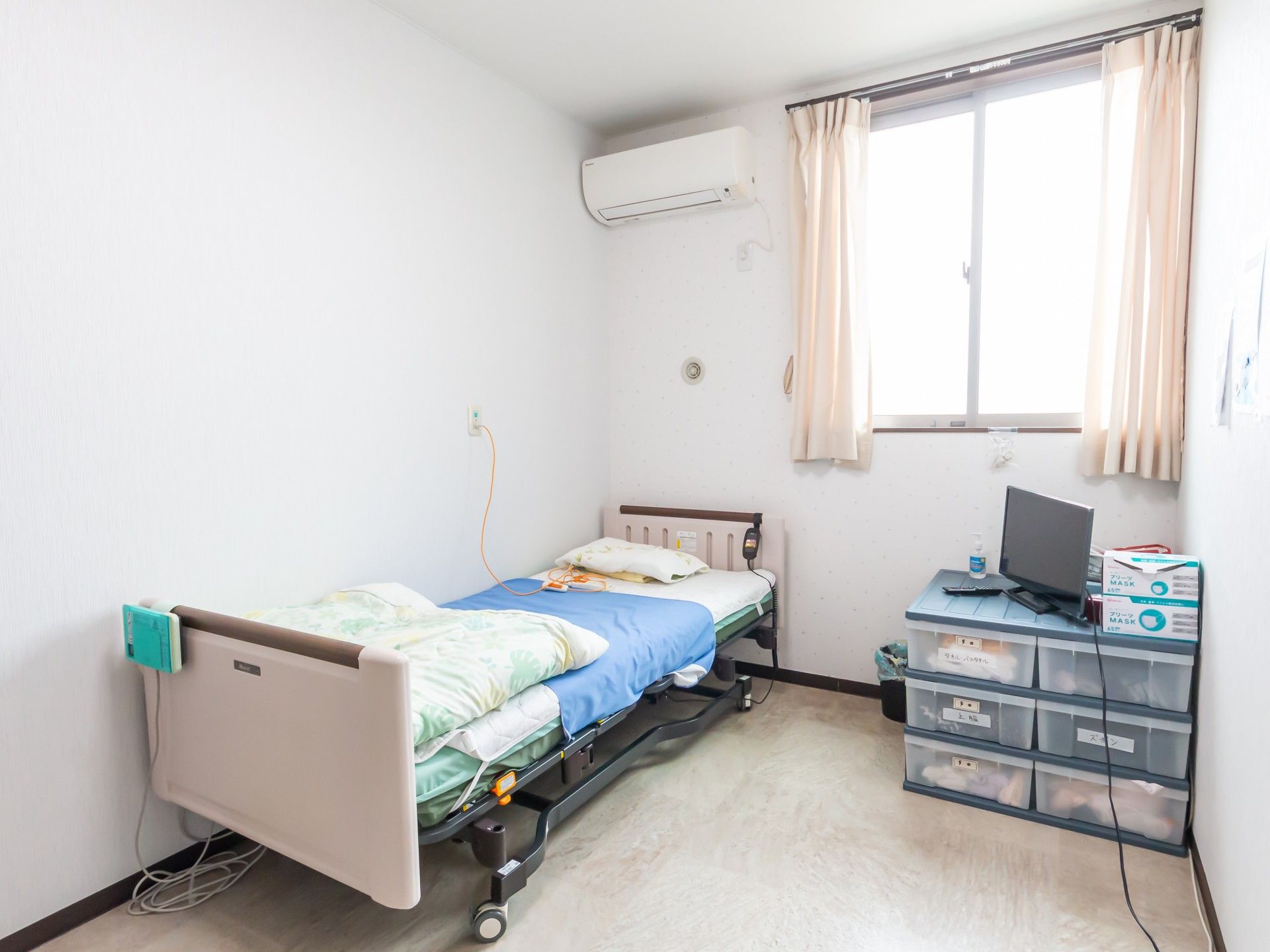 シンプルな個室の様子
