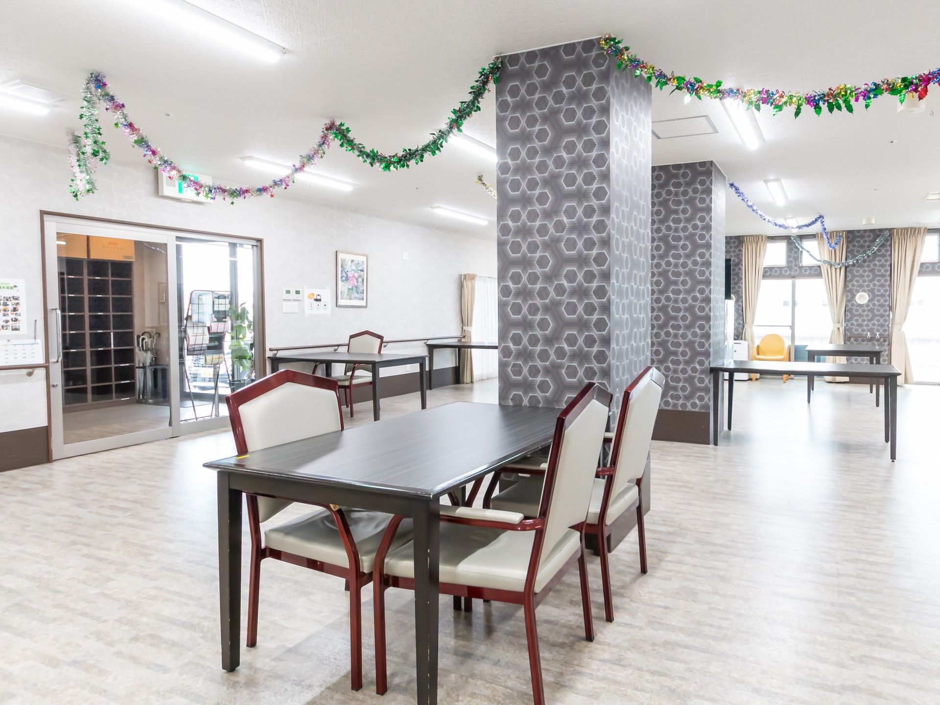 飾り付けが施された広間