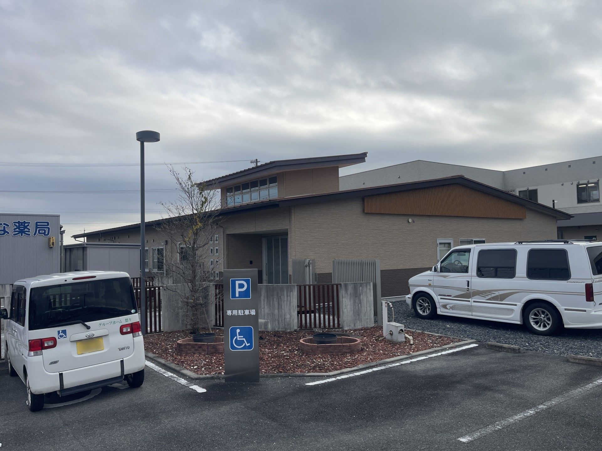 専用駐車場の外観