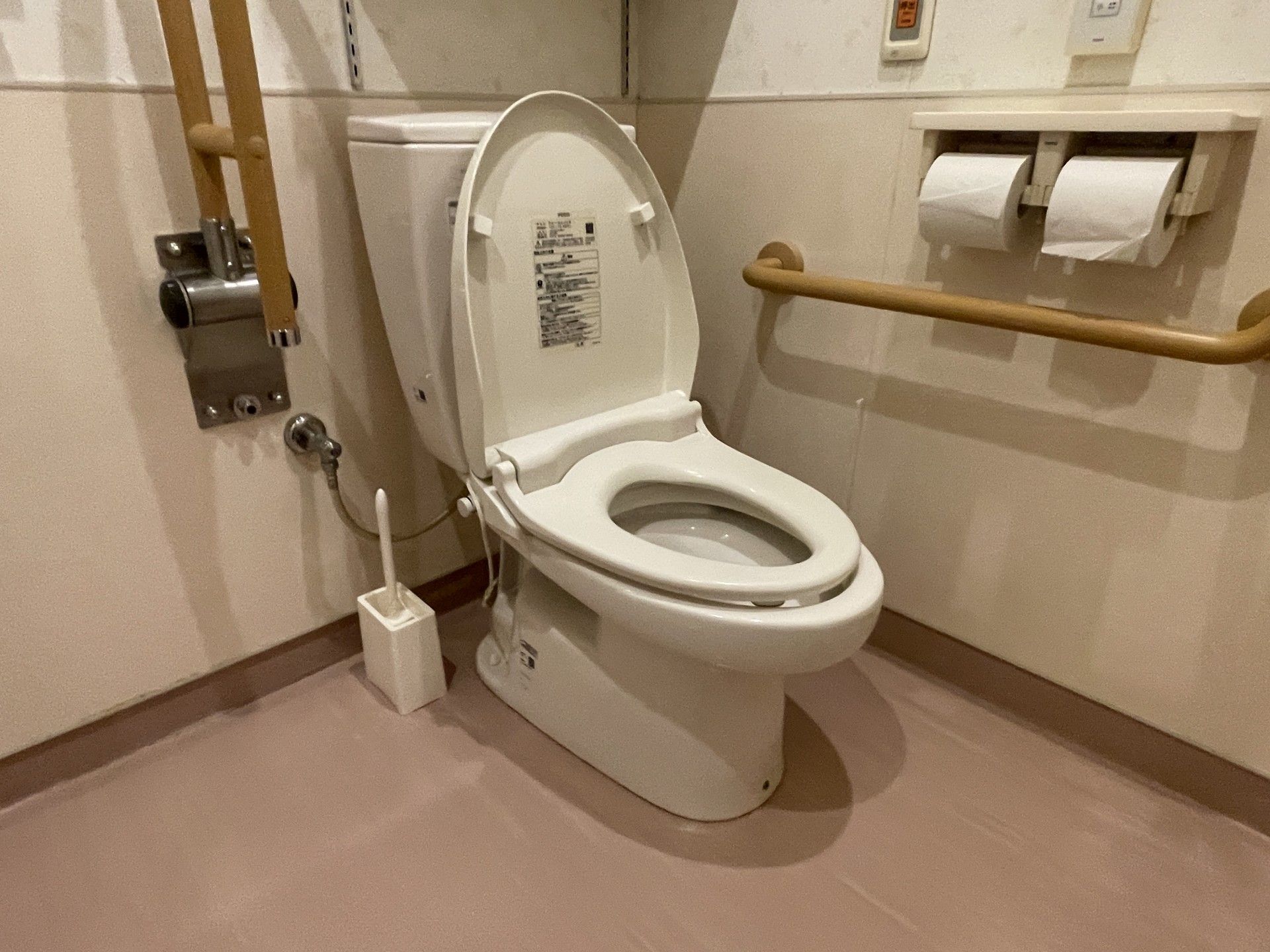手すり付きのトイレ