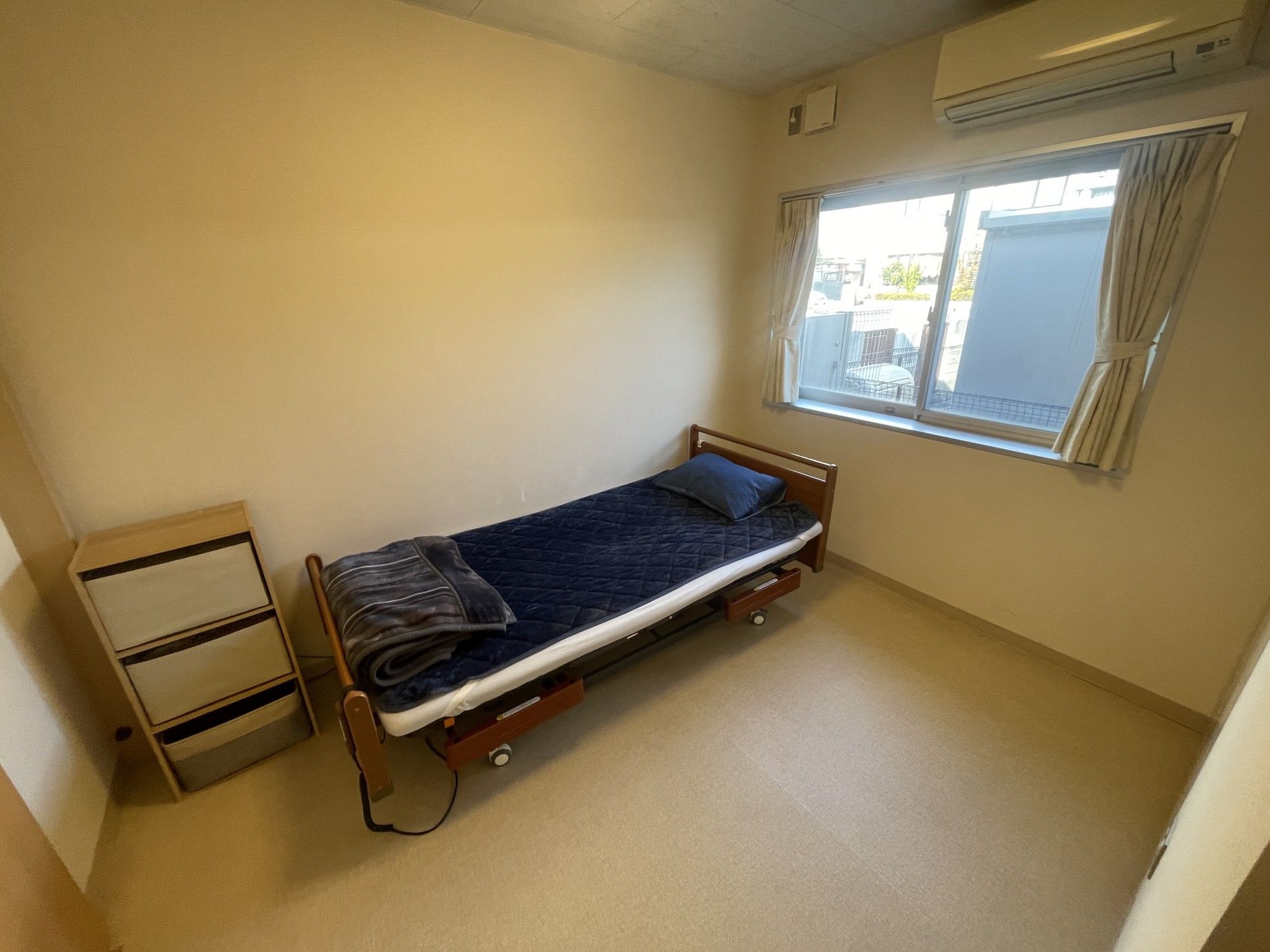 お部屋で新聞を読んでいるご入居者様