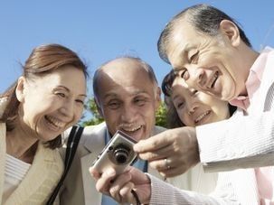 写真を見ているご入居者様