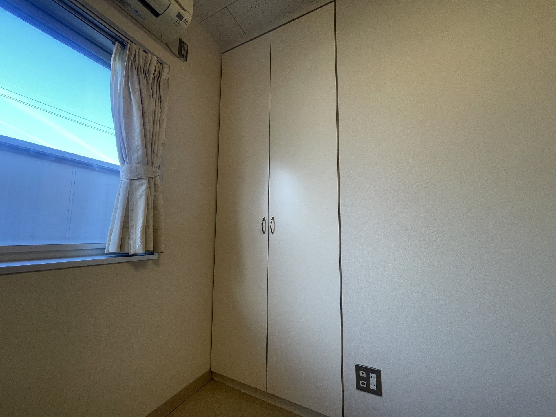 窓と収納のある部屋