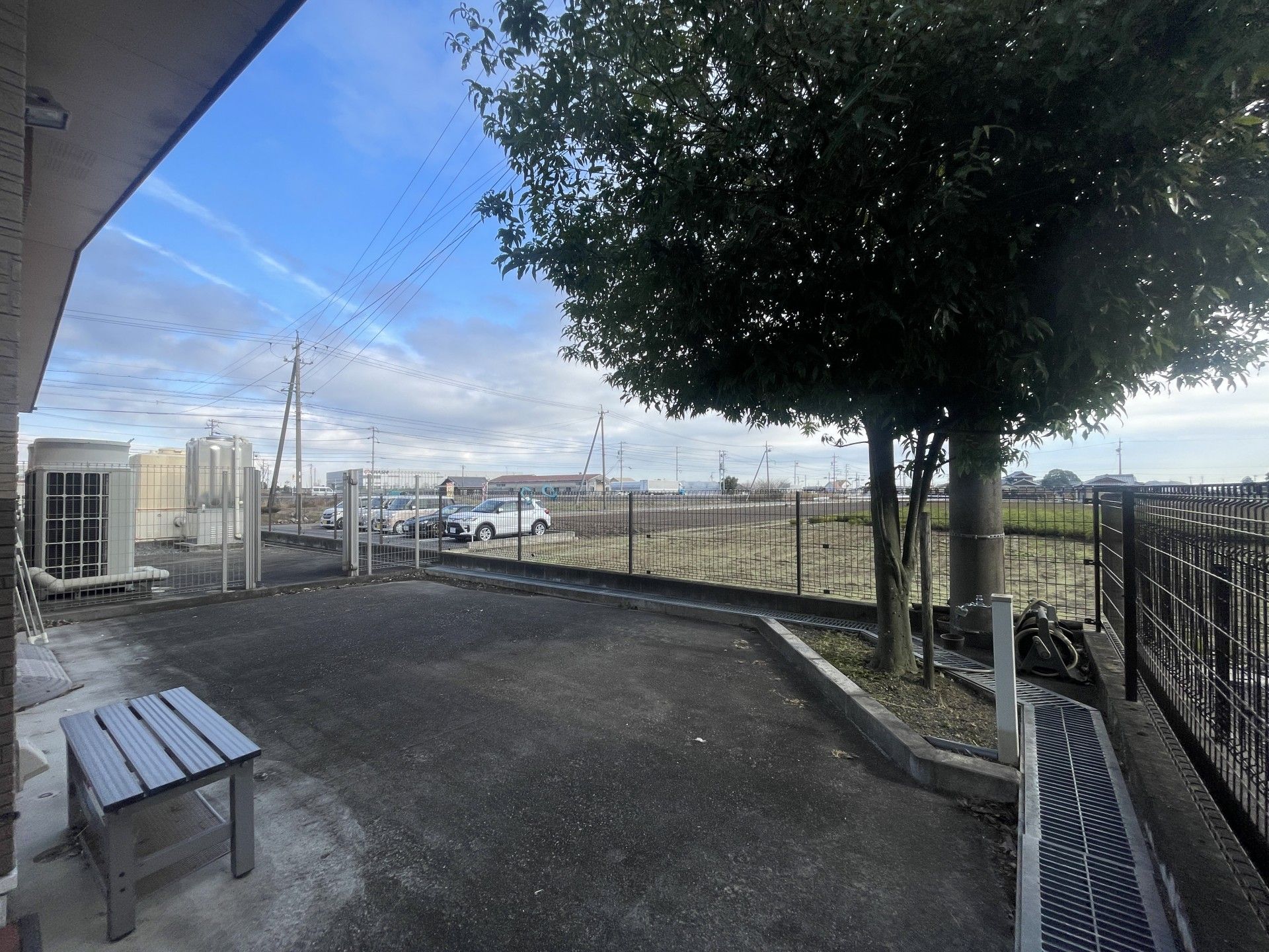 駐車場と庭の風景