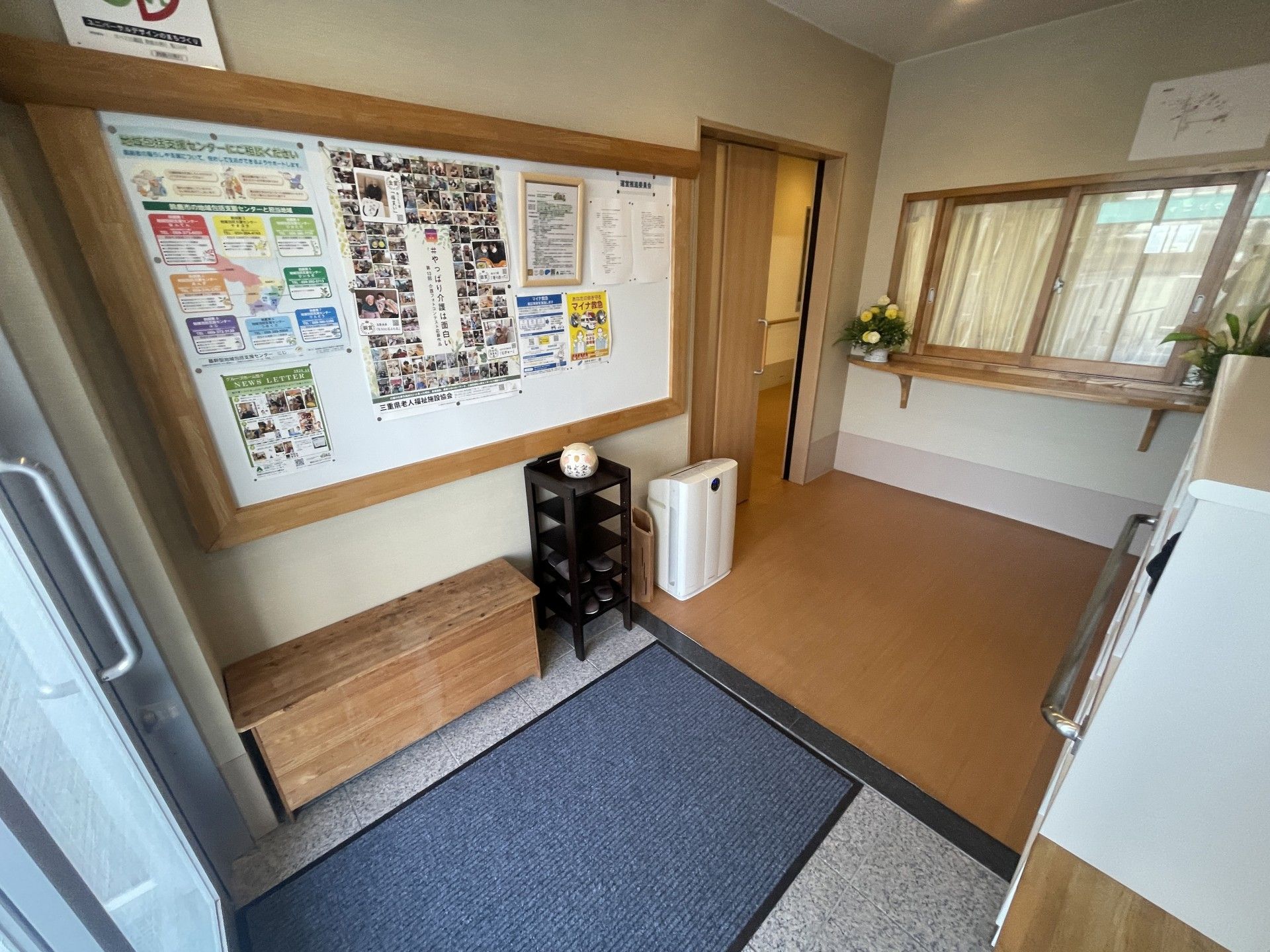 掲示板と窓のある廊下