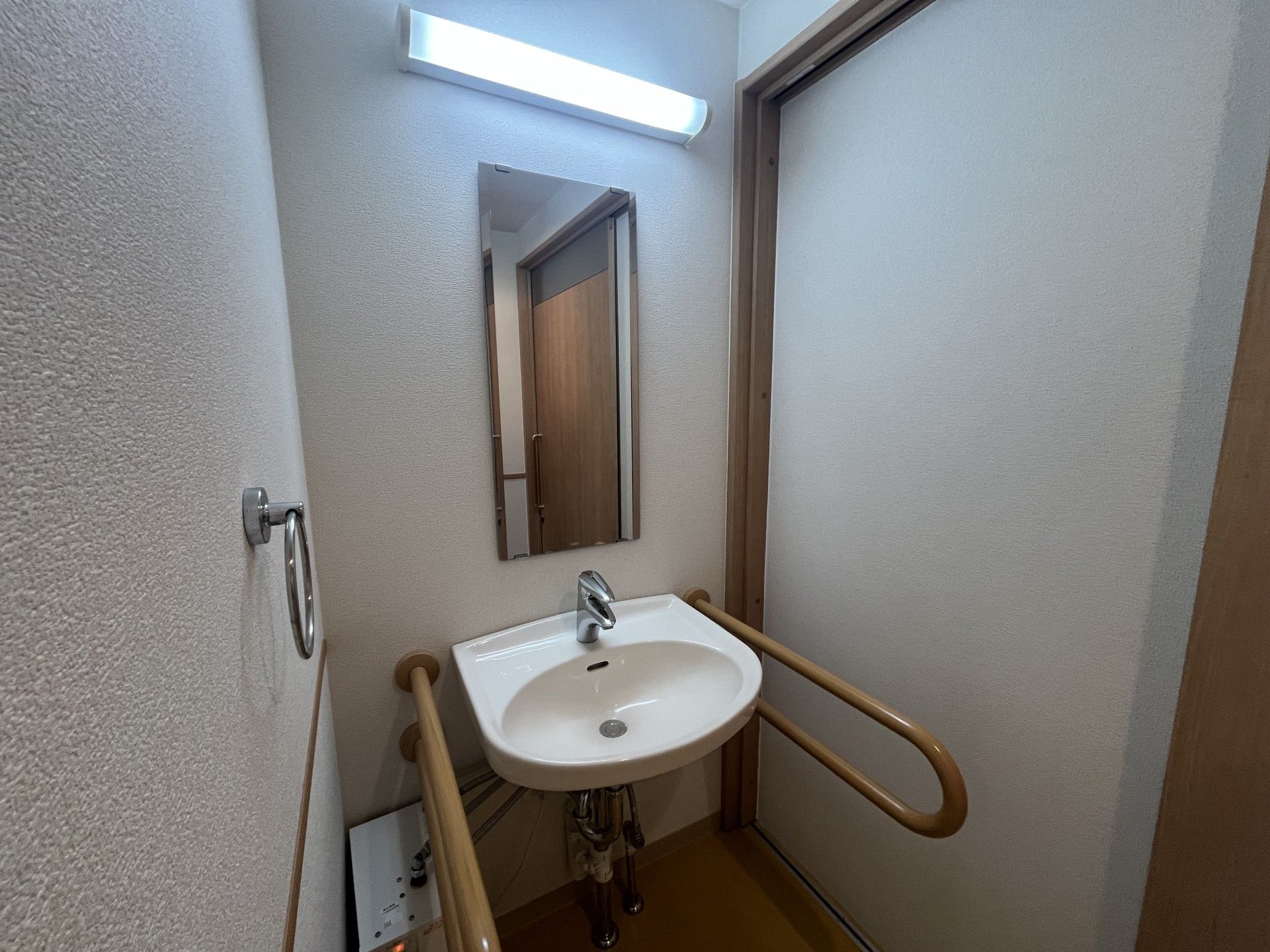 手すり付き洗面台