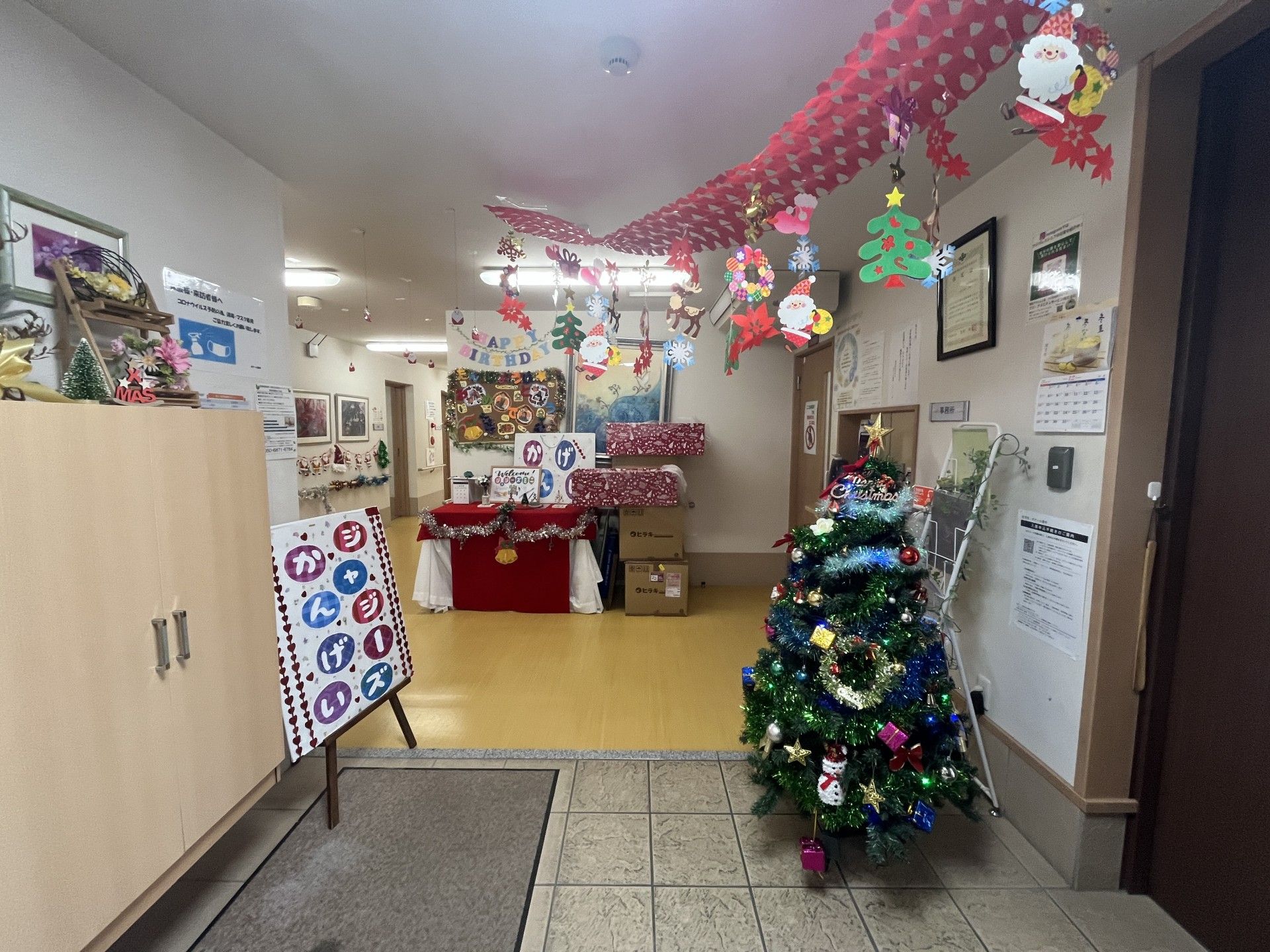 季節の飾りがある廊下