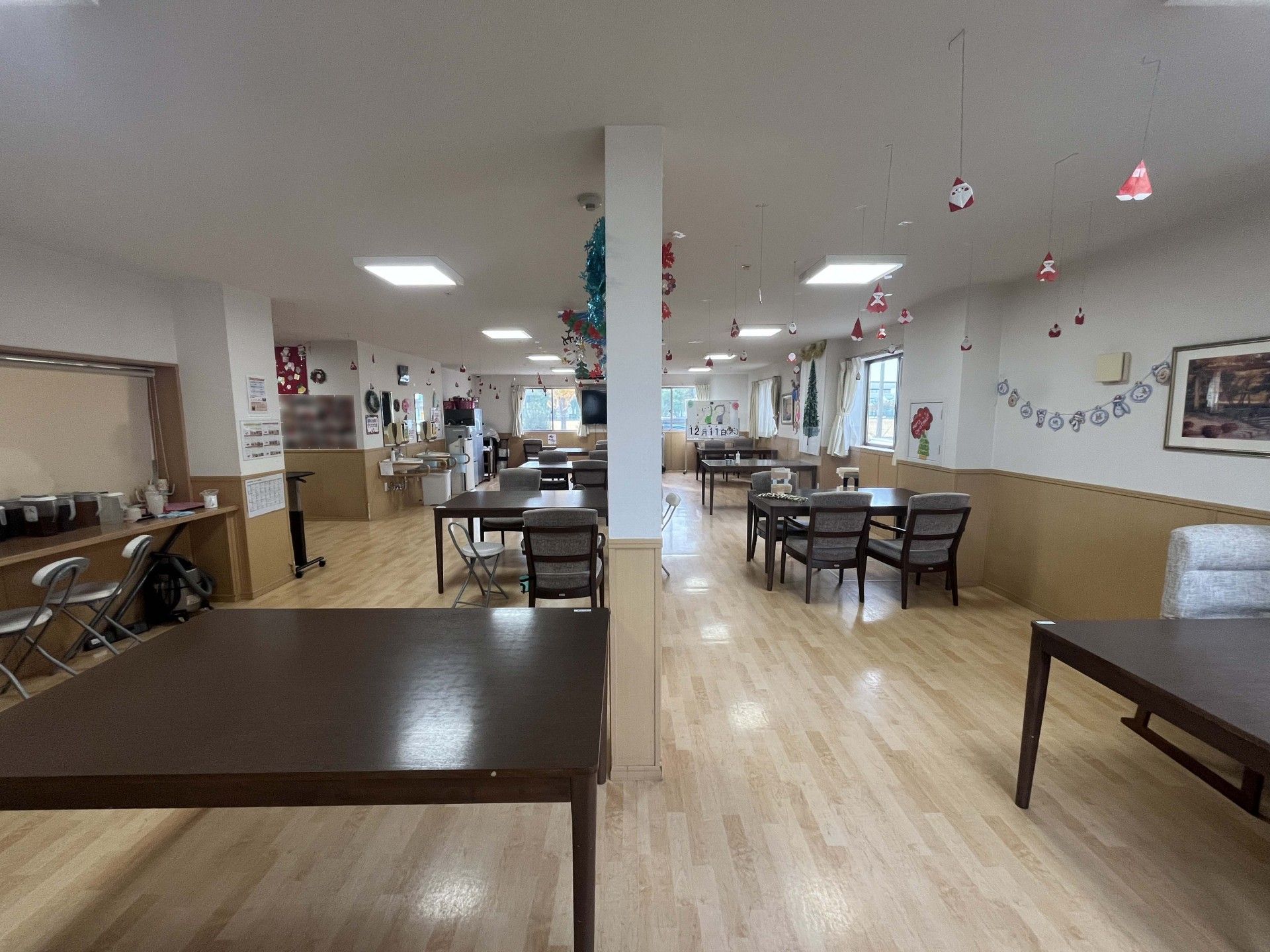 飾り付けが施された広間