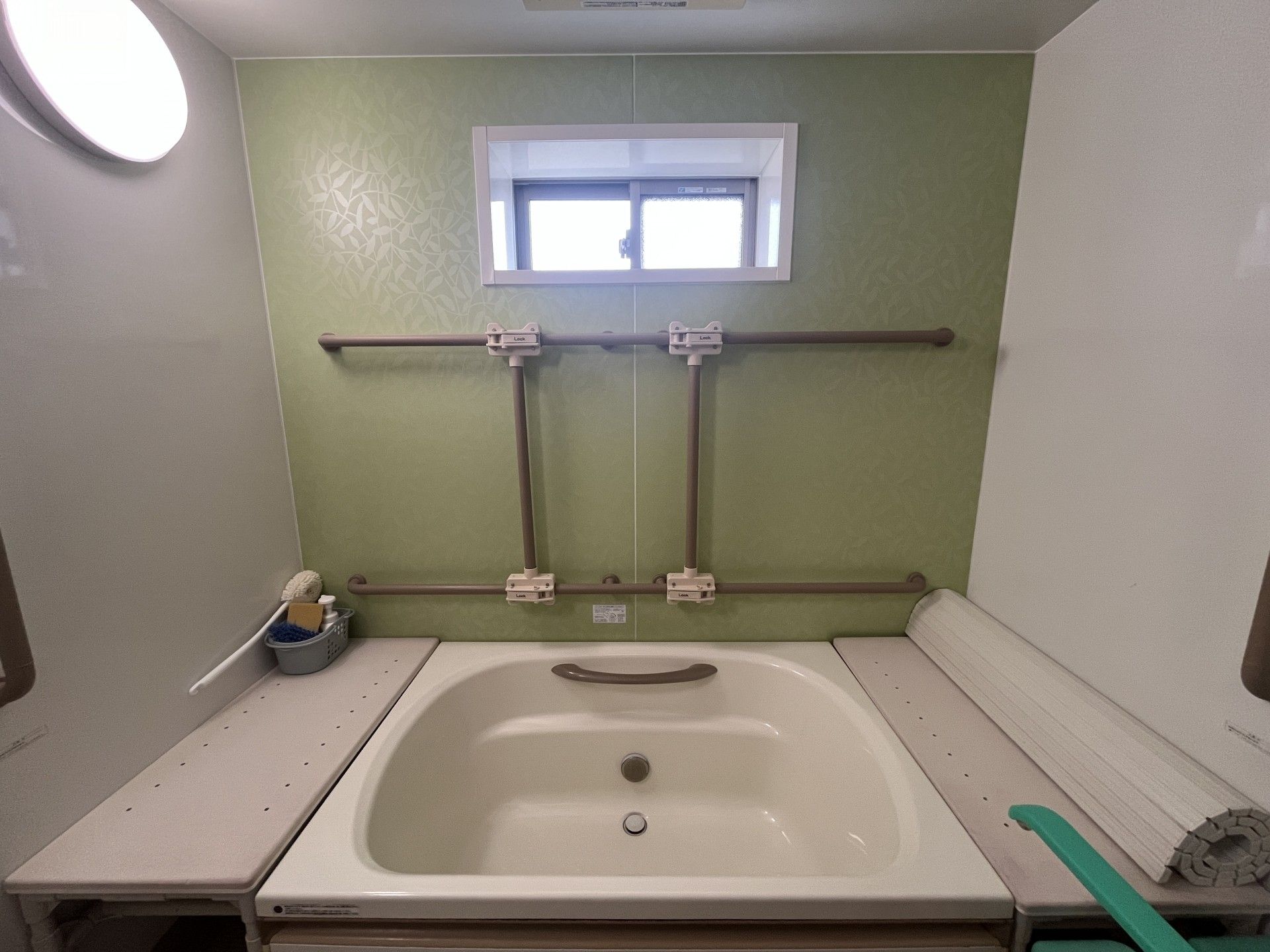 手すり付きの浴室